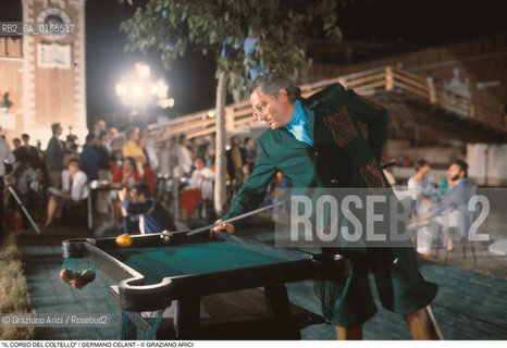 Nome: .IL CORSO DEL COLTELLO DI CLAES OLDENBURG E COOSJE VAN BRUGGEN.Descrizione: .ARTE PERFORMANCE / IL CRITICO GERMANO CELANT GIOCA A BILIARDO / ALLARSENALE .Credit: ©Graziano Arici/Rosebud2 Costo: ..Nazione: .ITALIA.Cittˆ: .VENEZIA.Data: .1984.