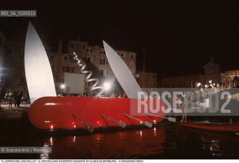 Nome: .IL CORSO DEL COLTELLO DI CLAES OLDENBURG E COOSJE VAN BRUGGEN .Descrizione: .ARTE PERFORMANCE / COLTELLINO SVIZZERO GIGANTE OPERA DI CLAES OLDENBURG / ALLARSENALE .Credit: ©Graziano Arici/Rosebud2 Costo: ..Nazione: .ITALIA.Cittˆ: .VENEZIA.Data: .1984.
