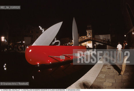 Nome: .IL CORSO DEL COLTELLO DI CLAES OLDENBURG E COOSJE VAN BRUGGEN.Descrizione: .ARTE PERFORMANCE / COLTELLINO SVIZZERO GIGANTE  / ALLARSENALE .Credit: ©Graziano Arici/Rosebud2 Costo: ..Nazione: .ITALIA.Cittˆ: .VENEZIA.Data: .1984.