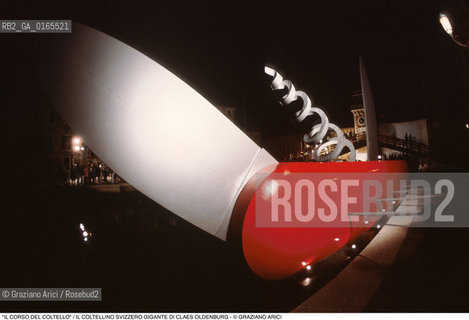 Nome: .IL CORSO DEL COLTELLO DI CLAES OLDENBURG E COOSJE VAN BRUGGEN.Descrizione: .ARTE PERFORMANCE / COLTELLINO SVIZZERO GIGANTE  / ALLARSENALE .Credit: ©Graziano Arici/Rosebud2 Costo: ..Nazione: .ITALIA.Cittˆ: .VENEZIA.Data: .1984.