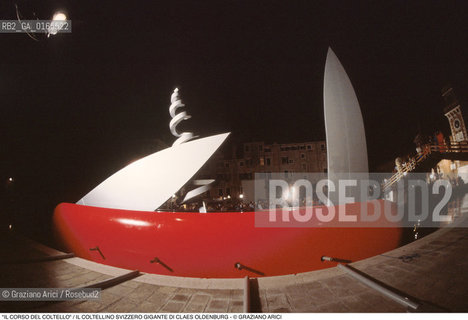 Nome: .IL CORSO DEL COLTELLO DI CLAES OLDENBURG E COOSJE VAN BRUGGEN.Descrizione: .ARTE PERFORMANCE / COLTELLINO SVIZZERO GIGANTE  / ALLARSENALE .Credit: ©Graziano Arici/Rosebud2 Costo: ..Nazione: .ITALIA.Cittˆ: .VENEZIA.Data: .1984.