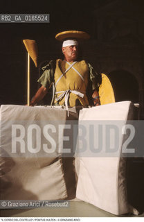 Nome: .IL CORSO DEL COLTELLO DI CLAES OLDENBURG E COOSJE VAN BRUGGEN .Descrizione: .ARTE PERFORMANCE / IL CRITICO PONTUS HULTEN CON COSTUME DI GOMMAPIUMA / ALLARSENALE .Credit: ©Graziano Arici/Rosebud2 Costo: ..Nazione: .ITALIA.Cittˆ: .VENEZIA.Data: .1984.