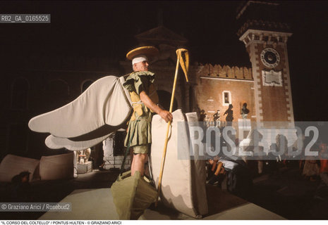 Nome: .IL CORSO DEL COLTELLO DI CLAES OLDENBURG E COOSJE VAN BRUGGEN .Descrizione: .ARTE PERFORMANCE / IL CRITICO PONTUS HULTEN CON COSTUME DI GOMMAPIUMA CON LE ALI / ALLARSENALE .Credit: ©Graziano Arici/Rosebud2 Costo: ..Nazione: .ITALIA.Cittˆ: .VENEZIA.Data: .1984.