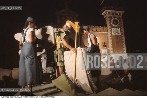 Nome: .IL CORSO DEL COLTELLO DI CLAES OLDENBURG E COOSJE VAN BRUGGEN .Descrizione: .ARTE PERFORMANCE / IL CRITICO PONTUS HULTEN CON COSTUME DI GOMMAPIUMA CON LE ALI / ALLARSENALE .Credit: ©Graziano Arici/Rosebud2 Costo: ..Nazione: .ITALIA.Cittˆ: .VENEZIA.Data: .1984.