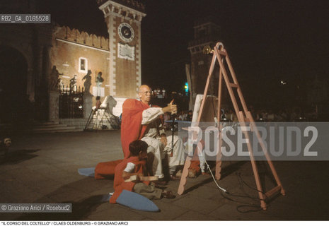Nome: .IL CORSO DEL COLTELLO DI CLAES OLDENBURG E COOSJE VAN BRUGGEN.Descrizione: .ARTE PERFORMANCE / LARCHITETTO CLAES OLDENBURG IN COSTUME / ALLARSENALE .Credit: ©Graziano Arici/Rosebud2 Costo: ..Nazione: .ITALIA.Cittˆ: .VENEZIA.Data: .1984.