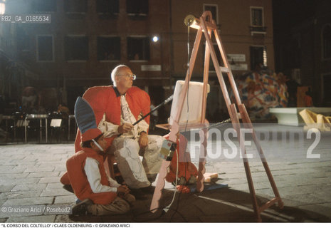 Nome: .IL CORSO DEL COLTELLO DI CLAES OLDENBURG E COOSJE VAN BRUGGEN.Descrizione: .ARTE PERFORMANCE / LARCHITETTO CLAES OLDENBURG IN COSTUME CON PENNELLO / ALLARSENALE .Credit: ©Graziano Arici/Rosebud2 Costo: ..Nazione: .ITALIA.Cittˆ: .VENEZIA.Data: .1984.