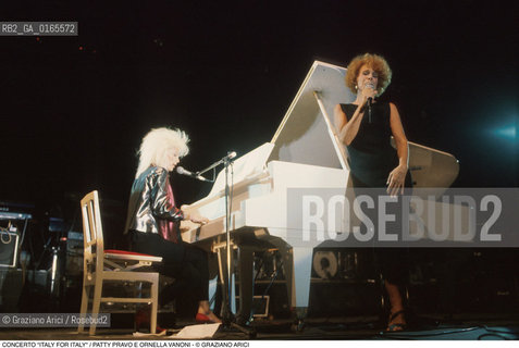 Nome: .CONCERTO ITALY FOR ITALY.Descrizione: .LA CANTANTE PATTY PRAVO (AL PIANOFORTE) E ORNELLA VANONI.Credit: ©Graziano Arici/Rosebud2 Costo: ..Nazione: .ITALIA.Cittˆ: .TRENTO.Data: .1985.