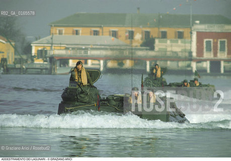 Nome: .LAGUNARI .Descrizione: .ESERCITO MILITARI / ADDESTRAMENTO / BARCHE CARRO ARMATO.Credit: ©Graziano Arici/Rosebud2 Costo: ..Nazione: .ITALIA.Cittˆ: ..Data: .1990..
