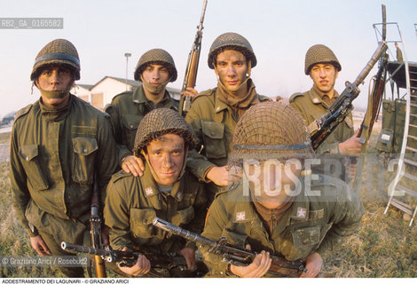 Nome: .LAGUNARI .Descrizione: .ESERCITO MILITARI / ADDESTRAMENTO ARMI ELMETTI.Credit: ©Graziano Arici/Rosebud2 Costo: ..Nazione: .ITALIA.Cittˆ: ..Data: .1990..