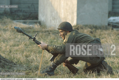 Nome: .LAGUNARI .Descrizione: .ESERCITO MILITARI / ADDESTRAMENTO ARMI.Credit: ©Graziano Arici/Rosebud2 Costo: ..Nazione: .ITALIA.Cittˆ: ..Data: .1990..