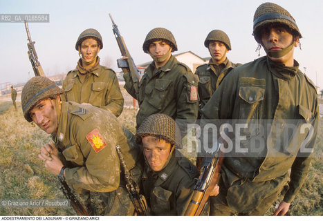 Nome: .LAGUNARI .Descrizione: .ESERCITO MILITARI / ADDESTRAMENTO ARMI ELMETTI.Credit: ©Graziano Arici/Rosebud2 Costo: ..Nazione: .ITALIA.Cittˆ: ..Data: .1990..