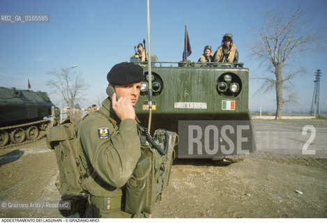 Nome: .LAGUNARI .Descrizione: .ESERCITO MILITARI / ADDESTRAMENTO CARRO ARMATO TELEFONO.Credit: ©Graziano Arici/Rosebud2 Costo: ..Nazione: .ITALIA.Cittˆ: ..Data: .1990..
