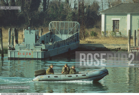 Nome: .LAGUNARI .Descrizione: .ESERCITO MILITARI / ADDESTRAMENTO GOMMONE.Credit: ©Graziano Arici/Rosebud2 Costo: ..Nazione: .ITALIA.Cittˆ: ..Data: .1990..