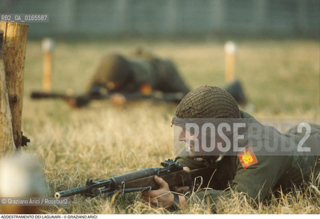Nome: .LAGUNARI .Descrizione: .ESERCITO MILITARI / ADDESTRAMENTO ARMI.Credit: ©Graziano Arici/Rosebud2 Costo: ..Nazione: .ITALIA.Cittˆ: ..Data: .1990..