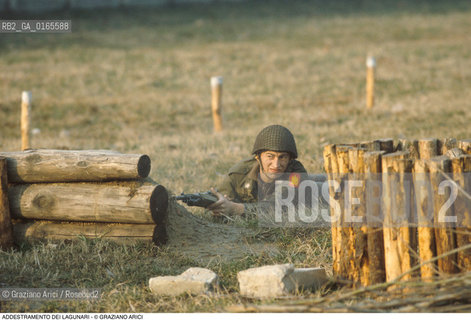 Nome: .LAGUNARI .Descrizione: .ESERCITO MILITARI / ADDESTRAMENTO ARMI.Credit: ©Graziano Arici/Rosebud2 Costo: ..Nazione: .ITALIA.Cittˆ: ..Data: .1990..