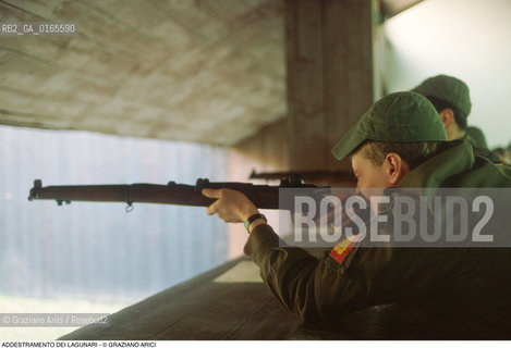 Nome: .LAGUNARI .Descrizione: .ESERCITO MILITARI / ADDESTRAMENTO ARMI.Credit: ©Graziano Arici/Rosebud2 Costo: ..Nazione: .ITALIA.Cittˆ: ..Data: .1990..
