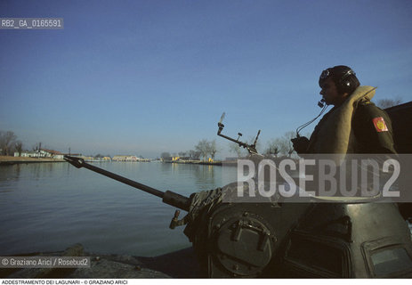 Nome: .LAGUNARI .Descrizione: .ESERCITO MILITARI / ADDESTRAMENTO CARRO ARMATO.Credit: ©Graziano Arici/Rosebud2 Costo: ..Nazione: .ITALIA.Cittˆ: ..Data: .1990..