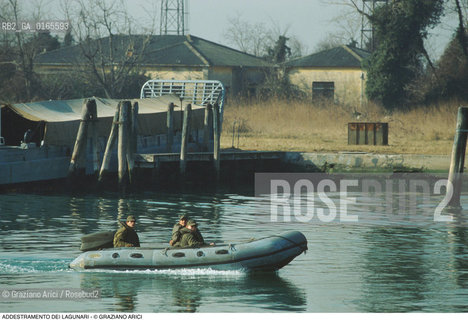 Nome: .LAGUNARI .Descrizione: .ESERCITO MILITARI / ADDESTRAMENTO GOMMONE.Credit: ©Graziano Arici/Rosebud2 Costo: ..Nazione: .ITALIA.Cittˆ: ..Data: .1990..