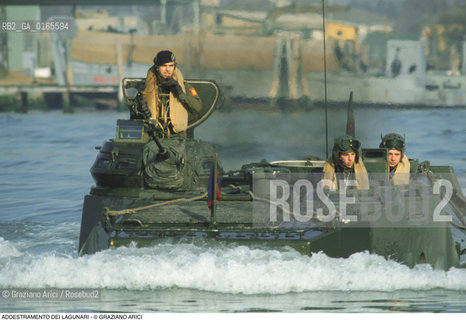 Nome: .LAGUNARI .Descrizione: .ESERCITO MILITARI / ADDESTRAMENTO ARMI.Credit: ©Graziano Arici/Rosebud2 Costo: ..Nazione: .ITALIA.Cittˆ: ..Data: .1990..