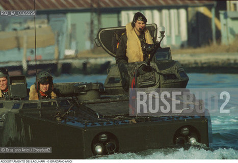Nome: .LAGUNARI .Descrizione: .ESERCITO MILITARI / ADDESTRAMENTO BARCA CARRO ARMATO.Credit: ©Graziano Arici/Rosebud2 Costo: ..Nazione: .ITALIA.Cittˆ: ..Data: .1990..