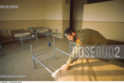 Nome: .LAGUNARI .Descrizione: .ESERCITO MILITARI / LAGUNARE CHE PREPARA LA BRANDA SACCO.Credit: ©Graziano Arici/Rosebud2 Costo: ..Nazione: .ITALIA.Cittˆ: ..Data: .1990..