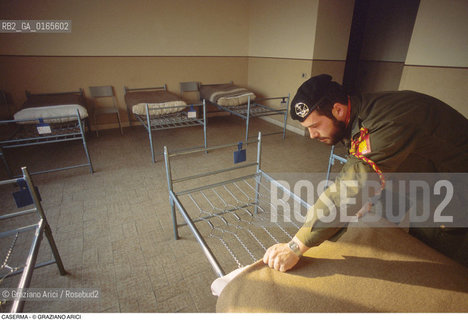 Nome: .LAGUNARI .Descrizione: .ESERCITO MILITARI / LAGUNARE CHE PREPARA LA BRANDA SACCO.Credit: ©Graziano Arici/Rosebud2 Costo: ..Nazione: .ITALIA.Cittˆ: ..Data: .1990..