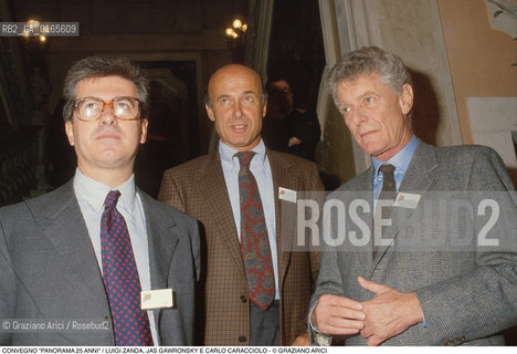 Nome: .PANORAMA 25 ANNI CONVEGNO INTERNAZIONALE OLTRE LE NOTIZIE .Descrizione: .ECONOMIA POLITICA / LUIGI ZANDA, JAS GAWRONSKY E IL PRESIDENTE DEL CONSIGLIO DI AMMINISTRAZIONE DE LA REPUBBLICA CARLO CARACCIOLO / A PALAZZO GRASSI .Credit: ©Graziano Arici/Rosebud2 Costo: ..Nazione: .ITALIA.Cittˆ: ..Data: .1985.