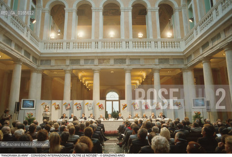 Nome: .PANORAMA 25 ANNI CONVEGNO INTERNAZIONALE OLTRE LE NOTIZIE .Descrizione: .TAVOLO DEI RELATORI E PUBBLICO / A PALAZZO GRASSI.Credit: ©Graziano Arici/Rosebud2 Costo: ..Nazione: .ITALIA.Cittˆ: ..Data: .1985.