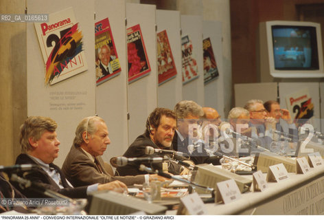 Nome: .PANORAMA 25 ANNI CONVEGNO INTERNAZIONALE OLTRE LE NOTIZIE.Descrizione: .TAVOLO DEI RELATORI / A PALAZZO GRASSI.Credit: ©Graziano Arici/Rosebud2 Costo: ..Nazione: .ITALIA.Cittˆ: ..Data: .1985.