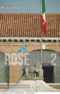 Nome: .EX FORTE DI S. NICOLO / EX CASERMA PEPE  .Descrizione: .LAGUNARI ESERCITO MILITARI / LEONE DI PIETRA.Credit: ©Graziano Arici/Rosebud2 Costo: ..Nazione: .ITALIA.Cittˆ: ..Data: .1990..