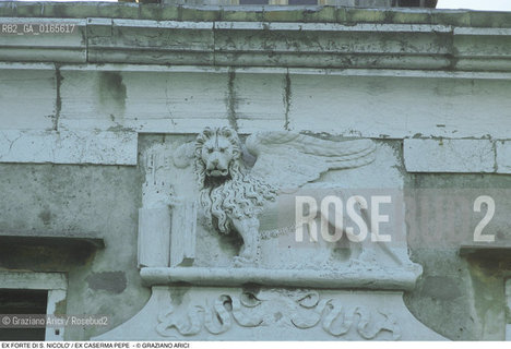 Nome: .EX FORTE DI S. NICOLO / EX CASERMA PEPE  .Descrizione: .PORTONE CON LEONE DI PIETRA / LAGUNARI ESERCITO MILITARI .Credit: ©Graziano Arici/Rosebud2 Costo: ..Nazione: .ITALIA.Cittˆ: ..Data: .1990..