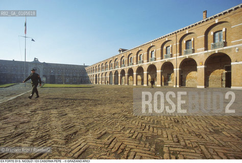 Nome: .EX FORTE DI S. NICOLO / EX CASERMA PEPE  .Descrizione: .CORTE INTERNA / LAGUNARI ESERCITO MILITARI .Credit: ©Graziano Arici/Rosebud2 Costo: ..Nazione: .ITALIA.Cittˆ: ..Data: .1990..
