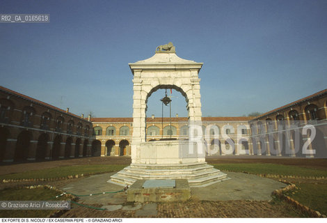 Nome: .EX FORTE DI S. NICOLO / EX CASERMA PEPE  .Descrizione: .CORTE INTERNA / LAGUNARI ESERCITO MILITARI .Credit: ©Graziano Arici/Rosebud2 Costo: ..Nazione: .ITALIA.Cittˆ: ..Data: .1990..