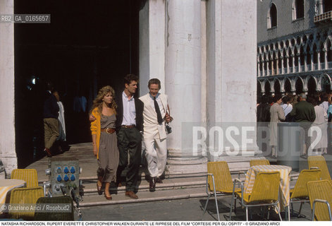 Nome: .CORTESIE PER GLI OSPITI (THE COMFORT OF STRANGERS).Descrizione: .CINEMA FILM REGIA DI PAUL SCHRADER / GLI ATTORI NATASHA RICHARDSON, RUPERT EVERETT E CHRISTOPHER WALKEN DURANTE LE RIPRESE .Credit: ©Graziano Arici/Rosebud2 / Costo: .A.Nazione: .GB-ITALIA.Cittˆ: .VENEZIA.Data: .1990