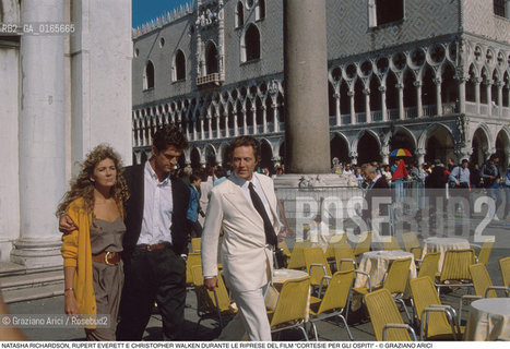Nome: .CORTESIE PER GLI OSPITI (THE COMFORT OF STRANGERS).Descrizione: .CINEMA FILM REGIA DI PAUL SCHRADER / GLI ATTORI NATASHA RICHARDSON, RUPERT EVERETT E CHRISTOPHER WALKEN DURANTE LE RIPRESE IN PIAZZA SAN MARCO.Credit: ©Graziano Arici/Rosebud2 / Costo: .A.Nazione: .GB-ITALIA.Cittˆ: .VENEZIA.Data: .1990