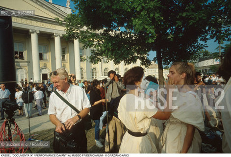 Nome: .KASSEL DOCUMENTA IX .Descrizione: .ARTE ESPOSIZIONE INTERNAZIONALE / PREPARAZIONE DI UNA PERFORMANCE DAVANTI AL MUSEO FRIDERICIANUM.Credit: ©Graziano Arici/Rosebud2 Costo: ..Nazione: .GERMANIA.Cittˆ: .KASSEL.Data: .Giugno1992..