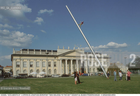 Nome: .KASSEL DOCUMENTA IX .Descrizione: .ARTE ESPOSIZIONE INTERNAZIONALE / LOPERA DI JONATHAN BOROFSKY MAN WALKING TO THE SKY IN FRIDRICHSPALTZ DAVANTI AL MUSEO FRIDERICIANUM.Credit: ©Graziano Arici/Rosebud2 Costo: ..Nazione: .GERMANIA.Cittˆ: .KASSEL.Data: .Giugno1992..