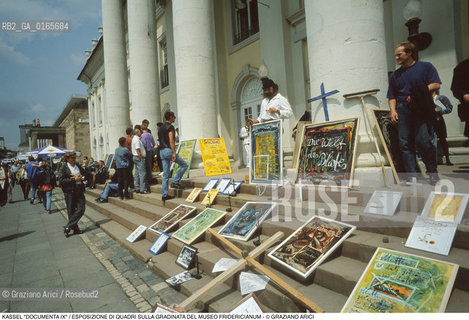 Nome: .KASSEL DOCUMENTA IX .Descrizione: .ARTE ESPOSIZIONE INTERNAZIONALE / QUADRI SULLA GRADINATA DEL MUSEO FRIDERICIANUM.Credit: ©Graziano Arici/Rosebud2 Costo: ..Nazione: .GERMANIA.Cittˆ: .KASSEL.Data: .Giugno1992..