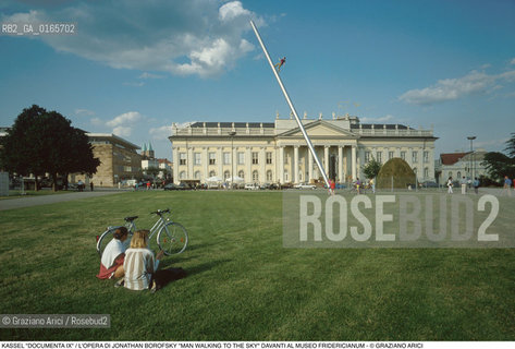 Nome: .KASSEL DOCUMENTA IX .Descrizione: .ARTE ESPOSIZIONE INTERNAZIONALE / LOPERA DI JONATHAN BOROFSKY MAN WALKING TO THE SKY IN FRIEDRICHSPLATZ DAVANTI AL MUSEO FRIDERICIANUM.Credit: ©Graziano Arici/Rosebud2 Costo: ..Nazione: .GERMANIA.Cittˆ: .KASSEL.Data: .Giugno1992..