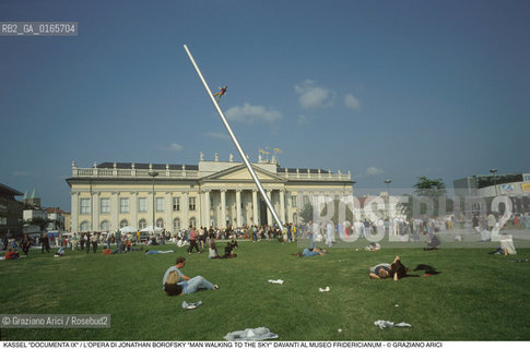 Nome: .KASSEL DOCUMENTA IX .Descrizione: .ARTE ESPOSIZIONE INTERNAZIONALE / LOPERA DI JONATHAN BOROFSKY MAN WALKING TO THE SKY IN FRIEDRICHSPLATZ DAVANTI AL MUSEO FRIDERICIANUM.Credit: ©Graziano Arici/Rosebud2 Costo: ..Nazione: .GERMANIA.Cittˆ: .KASSEL.Data: .Giugno1992..