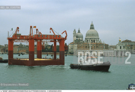 Nome: .IL MOSE  (MODULO SPERIMENTALE ELETTROMECCANICO).Descrizione: .MODELLO DI PARATOIA MOBILE DIGHE ACQUA ALTA BOCCHE DI PORTO / PROGETTO DEL CONSORZIO VENEZIA NUOVA / DAVANTI ALLA PUNTA DELLA SALUTE / RIMORCHIATORE.Credit: ©Graziano Arici/Rosebud2 Costo: ..Nazione: .ITALIA.Cittˆ: .VENEZIA.Data: .1988..