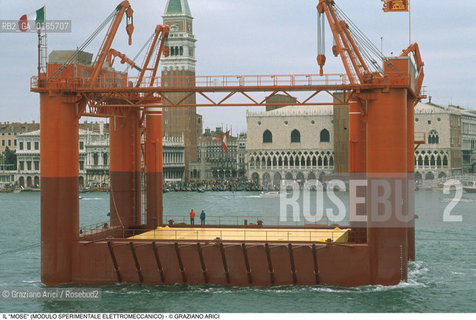 Nome: .IL MOSE (MODULO SPERIMENTALE ELETTROMECCANICO).Descrizione: .MODELLO DI PARATOIA MOBILE DIGHE ACQUA ALTA BOCCHE DI PORTO / PROGETTO DEL CONSORZIO VENEZIA NUOVA / DAVANTI A PIAZZA SAN MARCO.Credit: ©Graziano Arici/Rosebud2 Costo: ..Nazione: .ITALIA.Cittˆ: .VENEZIA.Data: .1988..