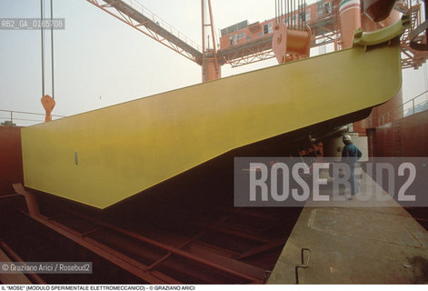 Nome: .IL MOSE (MODULO SPERIMENTALE ELETTROMECCANICO).Descrizione: .MODELLO DI PARATOIA MOBILE DIGHE ACQUA ALTA BOCCHE DI PORTO / PROGETTO DEL CONSORZIO VENEZIA NUOVA / LA PARATOIA MOBILE.Credit: ©Graziano Arici/Rosebud2 Costo: ..Nazione: .ITALIA.Cittˆ: ..Data: .1988..