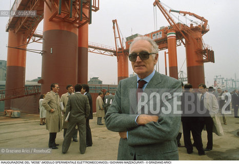 Nome: .IL MOSE (MODULO SPERIMENTALE ELETTROMECCANICO).Descrizione: .MODELLO DI PARATOIA MOBILE DIGHE ACQUA ALTA BOCCHE DI PORTO / PROGETTO DEL CONSORZIO VENEZIA NUOVA / IL DIRETTORE DEL CONSORZIO GIOVANNI MAZZACURATI ALLINAUGURAZIONE.Credit: ©Graziano Arici/Rosebud2 Costo: ..Nazione: .ITALIA.Cittˆ: ..Data: .1988..