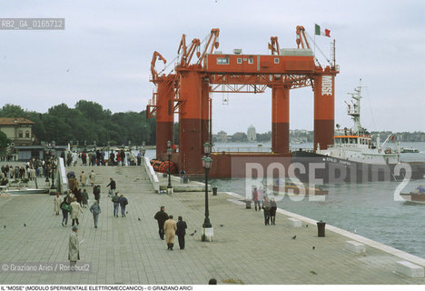 Nome: .IL MOSE (MODULO SPERIMENTALE ELETTROMECCANICO).Descrizione: .MODELLO DI PARATOIA MOBILE DIGHE ACQUA ALTA BOCCHE DI PORTO / PROGETTO DEL CONSORZIO VENEZIA NUOVA / DAVANTI A RIVA SCHIAVONI.Credit: ©Graziano Arici/Rosebud2 Costo: ..Nazione: .ITALIA.Cittˆ: .VENEZIA.Data: .1988..