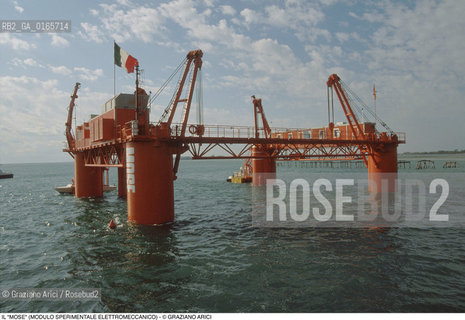 Nome: .IL MOSE (MODULO SPERIMENTALE ELETTROMECCANICO).Descrizione: .MODELLO DI PARATOIA MOBILE DIGHE ACQUA ALTA BOCCHE DI PORTO / PROGETTO DEL CONSORZIO VENEZIA NUOVA.Credit: ©Graziano Arici/Rosebud2 Costo: ..Nazione: .ITALIA.Cittˆ: .VENEZIA.Data: .1988..