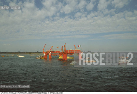Nome: .IL MOSE (MODULO SPERIMENTALE ELETTROMECCANICO).Descrizione: .MODELLO DI PARATOIA MOBILE DIGHE ACQUA ALTA BOCCHE DI PORTO / PROGETTO DEL CONSORZIO VENEZIA NUOVA / CON IL PORTELLONE ALZATO VICINO ALLA BOCCA DI PORTO DI TREPORTI.Credit: ©Graziano Arici/Rosebud2 Costo: ..Nazione: .ITALIA.Cittˆ: .VENEZIA.Data: .1988..