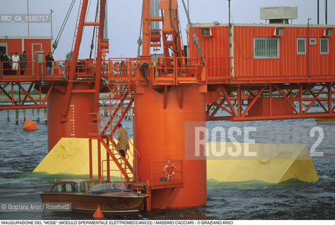 Nome: .IL MOSE (MODULO SPERIMENTALE ELETTROMECCANICO).Descrizione: .MODELLO DI PARATOIA MOBILE DIGHE ACQUA ALTA BOCCHE DI PORTO / PROGETTO DEL CONSORZIO VENEZIA NUOVA / INAUGURAZIONE.Credit: ©Graziano Arici/Rosebud2 Costo: ..Nazione: .ITALIA.Cittˆ: .VENEZIA.Data: .1988..