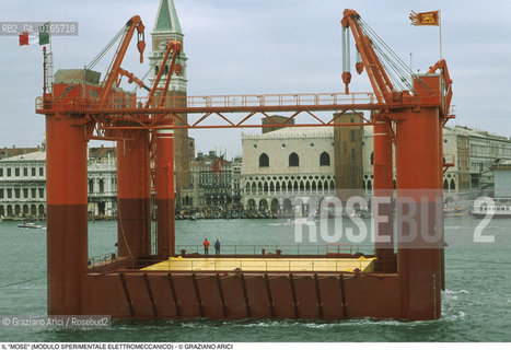 Nome: .IL MOSE (MODULO SPERIMENTALE ELETTROMECCANICO).Descrizione: .MODELLO DI PARATOIA MOBILE DIGHE ACQUA ALTA BOCCHE DI PORTO / PROGETTO DEL CONSORZIO VENEZIA NUOVA / DAVANTI A PIAZZA SAN MARCO.Credit: ©Graziano Arici/Rosebud2 Costo: ..Nazione: .ITALIA.Cittˆ: .VENEZIA.Data: .1988..