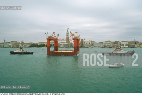 Nome: .IL MOSE (MODULO SPERIMENTALE ELETTROMECCANICO).Descrizione: .MODELLO DI PARATOIA MOBILE DIGHE ACQUA ALTA BOCCHE DI PORTO / PROGETTO DEL CONSORZIO VENEZIA NUOVA / DAVANTI A PIAZZA SAN MARCO.Credit: ©Graziano Arici/Rosebud2 Costo: ..Nazione: .ITALIA.Cittˆ: .VENEZIA.Data: .1988..